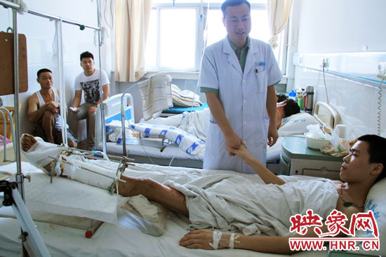 據(jù)仁濟醫(yī)院外傷科主任張明伍介紹，楊偉峰的小腿的創(chuàng)面已經(jīng)恢復(fù)得差不多了，治療情況還比較樂觀。但因為小腿