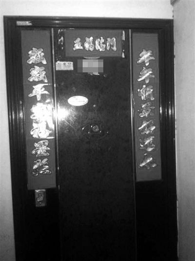 昨天22時許,被摔女童家房門緊閉,多名家屬稱,在協(xié)商處理孩子后事。新京報(bào)記者 楊鋒 攝
