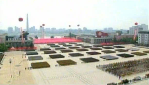 7月27日是《朝鮮停戰(zhàn)協(xié)定》簽署60周年紀念日，朝鮮在首都平壤舉行的盛大的閱兵儀式。圖為閱兵廣場。