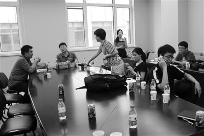 昨日，什剎海街道辦事處第四會(huì)議室，“什剎海女童練攤父親被打”事件的通氣會(huì)現(xiàn)場(chǎng)。