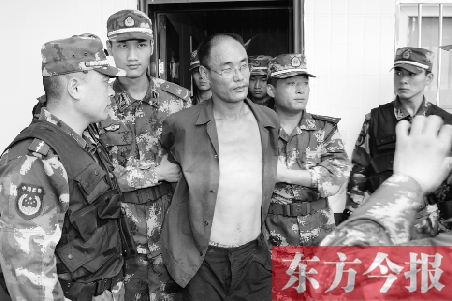7月27日13時50分許，駐馬店市西平縣的“7·25”連環(huán)殺人案犯罪嫌疑人丁金華（左三）在禹州落網(wǎng)
