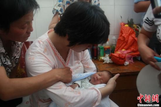 圖為陜西富平“產(chǎn)科醫(yī)生拐賣嬰兒”一案中的被拐嬰兒于8月5日中午在該縣婦幼保健院由當?shù)鼐浇挥谄涓改浮堃怀?攝