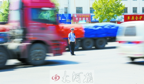 連霍高速受橋梁爆破影響禁止通車，310國(guó)道車流量迅速增加，當(dāng)?shù)亟痪块T(mén)安排大量警力保障道路暢通。