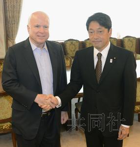 21日上午，美國共和黨資深參議員麥凱恩（左）與日本防衛(wèi)相小野寺在防衛(wèi)省會談前握手。（圖片來源：日本共