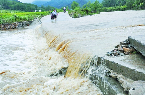 短時強(qiáng)降雨攜帶泥土、沙石、樹木等造成災(zāi)害