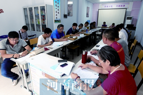 消費(fèi)者代表和旁聽人員走進(jìn)社區(qū)，聽取市民關(guān)于鄭州地鐵的意見和建議