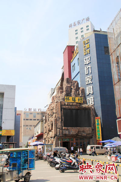 在該酒店一層的入口處，屹立著一座4層樓高的假山，氣勢(shì)雄偉。