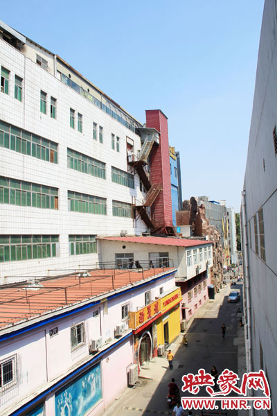 該家具賣場(chǎng)共6層樓，第7層建筑與其他樓層風(fēng)格迥然不同，有明顯后期加蓋痕跡