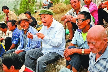在唐莊，當(dāng)?shù)厝罕娒看我姷絽墙鹩】傆姓f不完的知心話。記者 史長來 攝