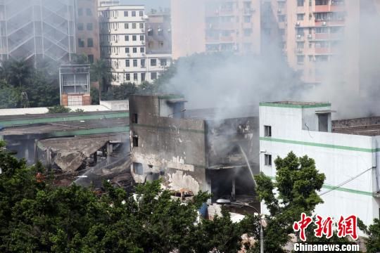 廣州白云區(qū)一倉庫爆炸致4死36傷，事發(fā)3個多小時后現(xiàn)場仍冒著白煙?！「邩s權(quán) 攝