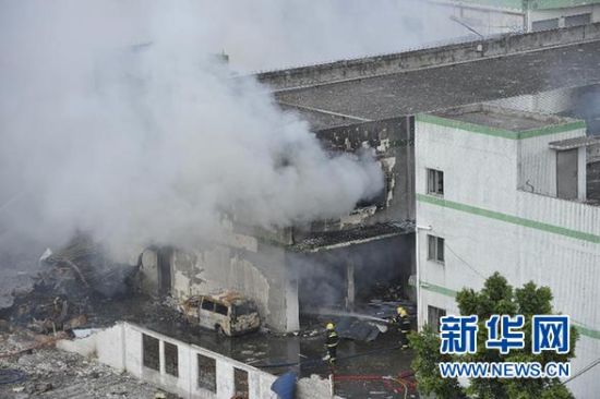 9月10日，消防人員在爆炸現(xiàn)場撲救火情。 新華社記者 梁旭 攝