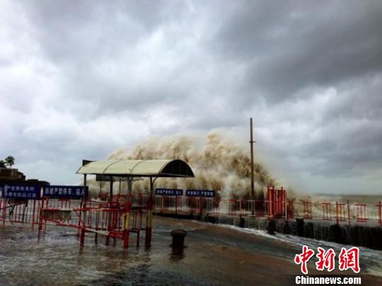 汕頭澄海萊蕪碼頭潮位猛漲，巨浪洶涌。