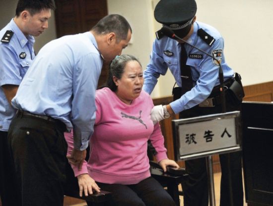 9月24日，在公訴人宣讀起訴書時，丁書苗因身體不停顫抖一度站立不穩(wěn)，被法警扶住