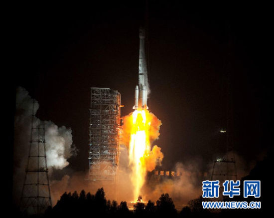 12月21日,載有玻利維亞通信衛(wèi)星的長征三號乙運載火箭點火發(fā)射。當日零時42分,我國在西昌衛(wèi)星發(fā)射中心用長征三號乙運載火箭,成功將玻利維亞通信衛(wèi)星發(fā)射升空,衛(wèi)星順利進入預定軌道。玻利維亞通信衛(wèi)星是該國擁有的第一顆衛(wèi)星。新華社記者 燕雁 攝