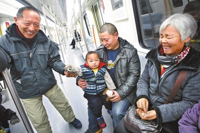 乘客中有80歲的老人，也有幾歲大的小孩，他們眼神共同傳遞著：新鮮和好奇。記者王錚攝
