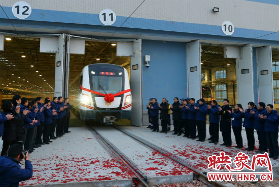 12月28日早上7點(diǎn)39分，編號為0111的列車駛出鄭東車輛段開往市體育中心站
