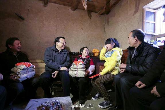 27日，李克強(qiáng)到安康旬陽金坡村看望留守兒童。