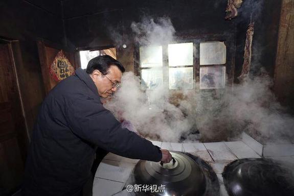 27日，李克強(qiáng)到安康旬陽金坡村看望留守兒童。