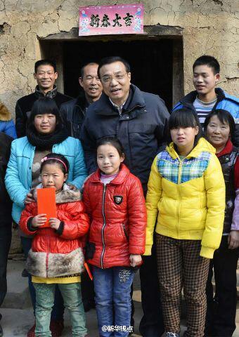 27日，李克強(qiáng)到安康旬陽金坡村看望留守兒童。