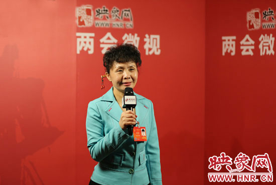 在映象網(wǎng)全國(guó)兩會(huì)北京演播室，全國(guó)人大代表、河南理工大學(xué)音樂(lè)學(xué)院副院長(zhǎng)游吟歌做客《兩會(huì)微視》訪談.