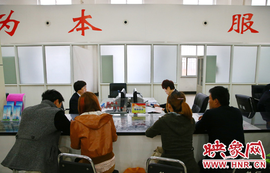 在陽光大廈一樓大廳內(nèi)，分布著人社局、民政局等與群眾利益相關(guān)的民生服務(wù)窗口。