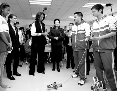昨天上午，彭麗媛與米歇爾共同參觀北師大二附中，觀看學(xué)生們演示自己設(shè)計(jì)制作的幾何機(jī)器人。