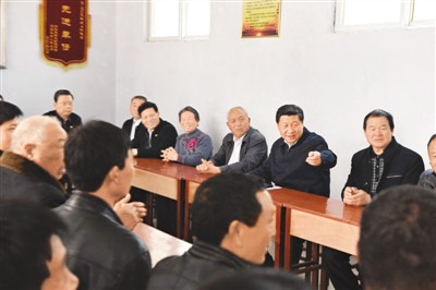 3月17日，習(xí)近平在河南省蘭考縣東壩頭鄉(xiāng)張莊村村委會(huì)與干部群眾座談，聽取意見和建議。