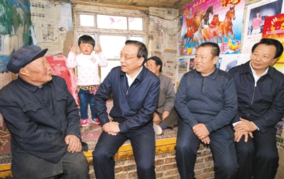 3月27日，李克強(qiáng)在內(nèi)蒙古自治區(qū)翁牛特旗橋頭鎮(zhèn)太平莊村看望貧困戶。