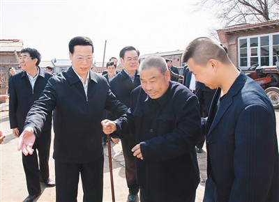 3月26日，張高麗在吉林省農(nóng)安縣農(nóng)安鎮(zhèn)小橋子村看望貧困戶王井山一家。