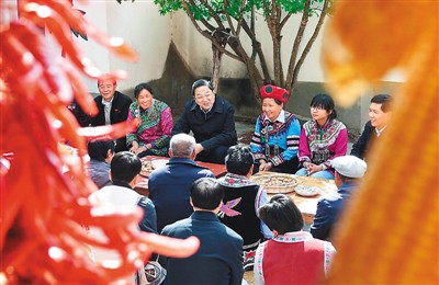 3月24日，俞正聲在云南省武定縣插甸鄉(xiāng)彝族小院農(nóng)戶家中進(jìn)行座談交流，聽取基層黨員群眾意見建議。