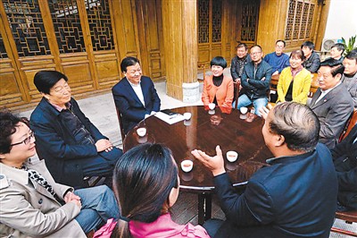 3月23日，劉云山在陜西省咸陽市禮泉縣煙霞鎮(zhèn)袁家村與基層干部群眾座談，聽取對(duì)教育實(shí)踐活動(dòng)的意見建議。