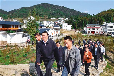 3月25日，張德江在福建省上杭縣古田鎮(zhèn)吳地村看望群眾。