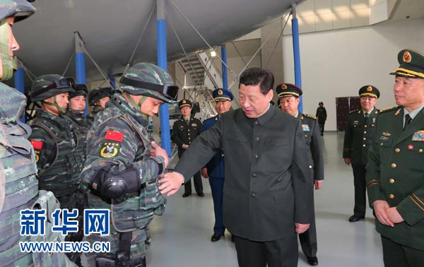 這是習(xí)近平同特戰(zhàn)隊員親切交談，詳細詢問他們的教學(xué)訓(xùn)練和生活情況。