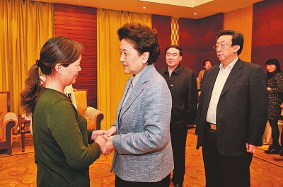  4月9日，中共中央政治局委員、國務(wù)院副總理劉延?xùn)|在鄭州接見“踐行焦裕祿精神的好校長”張偉的家屬。