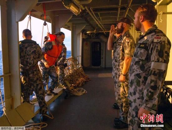 　據(jù)澳大利亞海軍4月11日發(fā)布的圖片顯示，中澳海軍海上聯(lián)合搜尋失聯(lián)客機(jī)。據(jù)悉，澳大利亞總理當(dāng)天表示，澳方執(zhí)行搜尋失聯(lián)客機(jī)任務(wù)的搜救人員已獲知黑匣子的大致位置。