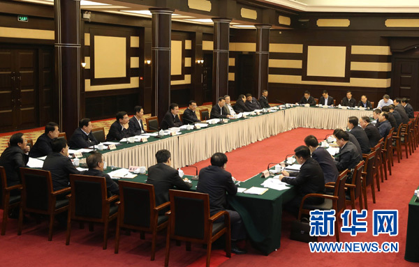 4月28日，中共中央政治局常委、國務(wù)院總理李克強(qiáng)在重慶主持召開座談會(huì)