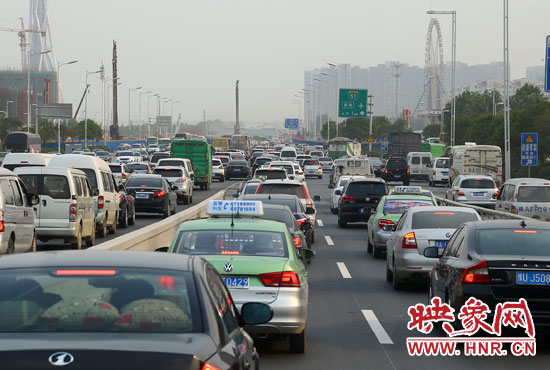 5月1日零時(shí)至3日24時(shí)，全省高速公路安全平穩(wěn)運(yùn)行，累計(jì)車流量440.53萬輛。