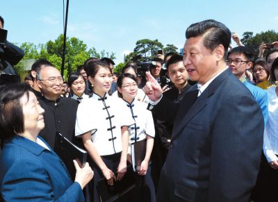 習(xí)近平在校園觀看北大師生紀(jì)念五四運動95周年青春詩會時同朗誦者親切交談。新華社發(fā)
