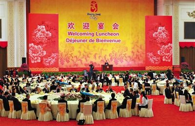 2008年8月8日，胡錦濤夫婦在北京人民大會堂宴會廳為出席北京奧運會的貴賓舉行歡迎宴會。