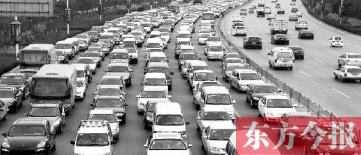 21日，鄭州市中州大道，大量擁堵的汽車將寬寬的道路變成“停車場(chǎng)”