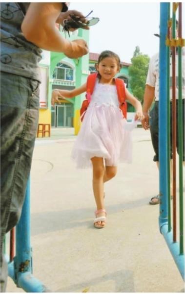 　　昨日，潛江市浩口鎮(zhèn)第三小學(xué)已被戒嚴(yán)，下午幼兒園學(xué)生放學(xué)時(shí)，一些家長(zhǎng)前來接孩子
