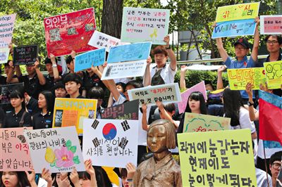 6月4日,韓國(guó)首爾,韓國(guó)慰安婦和民眾在日本駐韓大使館門(mén)前集會(huì),要求日本政府承認(rèn)并解決慰安婦問(wèn)題。