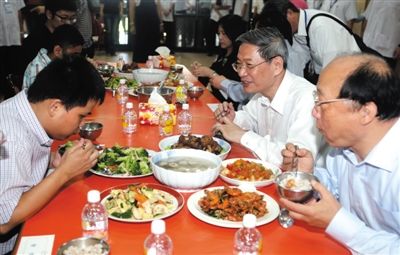 昨日中午，國臺辦主任張志軍（右二）在臺中市長胡志強的陪同下和盲校的孩子共進午餐。當晚，張志軍結束訪臺回京。 新華社發(fā)