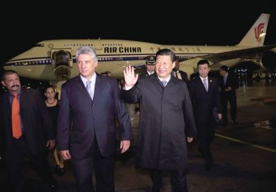 21日晚,習近平乘坐的專機抵達哈瓦那何塞·馬蒂國際機場。古巴國務委員會第一副主席兼部長會議第一副主席