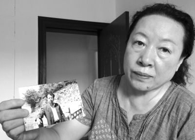 劉吉強(qiáng)的姐姐劉麗霞手持弟弟當(dāng)年的照片。劉吉強(qiáng)在給家人的書(shū)信中多次要求申冤，家人為此奔走了16年。京華