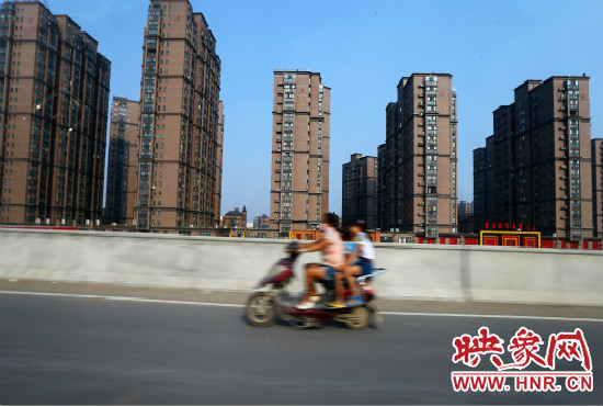 三環(huán)快速路開通后，仍有一些電動(dòng)車違規(guī)上橋。