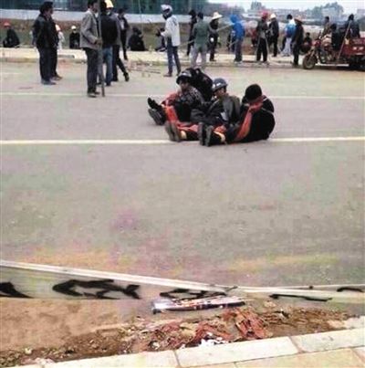 14日，沖突現(xiàn)場，幾名頭戴鋼盔的人被捆綁著。圖/東方IC