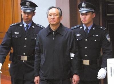 昨天，被告人張曙光在法庭上聽(tīng)取宣判。新華社發(fā)