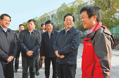 　11月4日下午,省委書記、省人大常委會主任郭庚茂在襄城縣精美鞋業(yè)有限公司調研。記者 杜小偉/攝