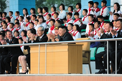 5月2日，金正恩與金與正（前排左二）一起觀看比賽。